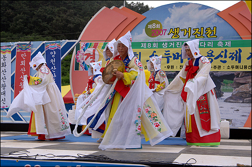 제 신과 제 장군들 모시는 듯한 영신과 강신의 춤이 있었습니다. 